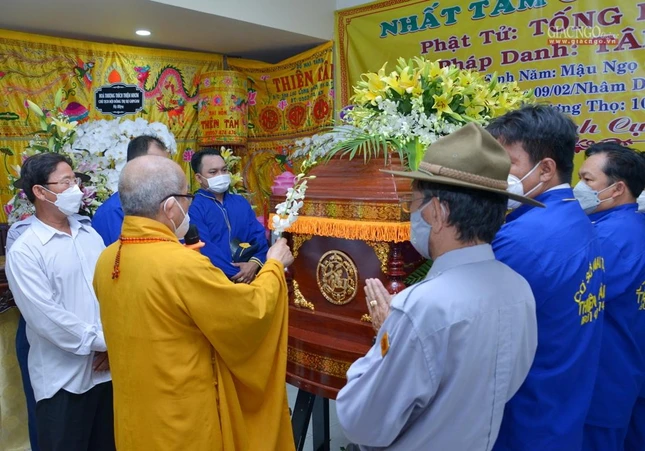 Hòa thượng Thích Phước Trí thực hiện nghi thức di quan