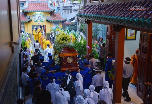 Linh cữu Cư sĩ Tống Hồ Cầm từ từ rời chùa Hải Quang