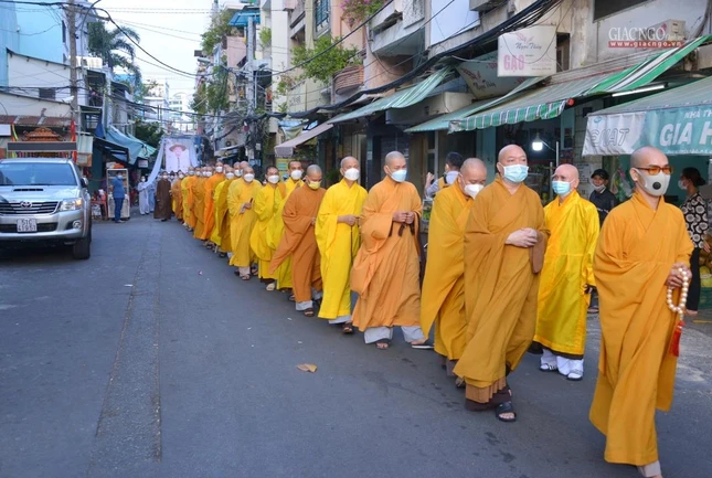 Chư tôn đức tiễn biệt Cư sĩ Tống Hồ Cầm