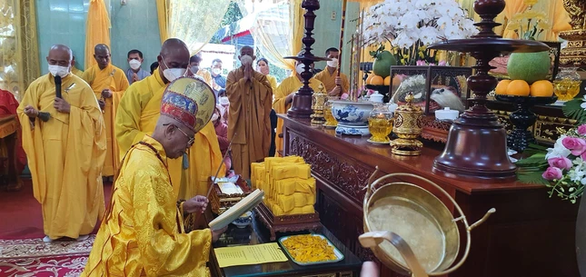 Lễ khai kinh bạch Phật - Ảnh: Ban TT-TT Phật giáo Bình Thuận