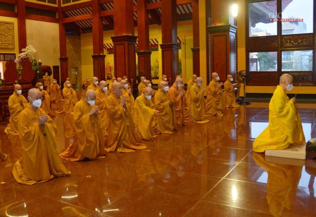 Chư tôn đức thành kính niêm hương Tam bảo tại chánh điện Việt Nam Quốc Tự Chư tôn đức thành kính niêm hương Tam bảo tại chánh điện Việt Nam Quốc Tự