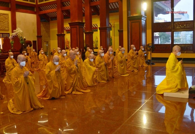 Chư tôn đức thành kính niêm hương Tam bảo tại chánh điện Việt Nam Quốc Tự