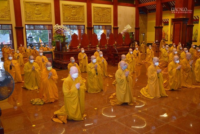 Chư Tăng thành kính đảnh lễ Tam bảo Chư Tăng thành kính đảnh lễ Tam bảo