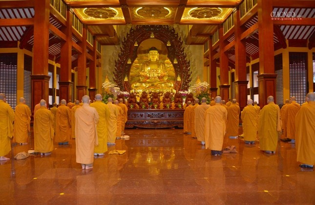 Trang nghiêm lễ bố-tát tại Việt Nam Quốc Tự Trang nghiêm lễ bố-tát tại Việt Nam Quốc Tự