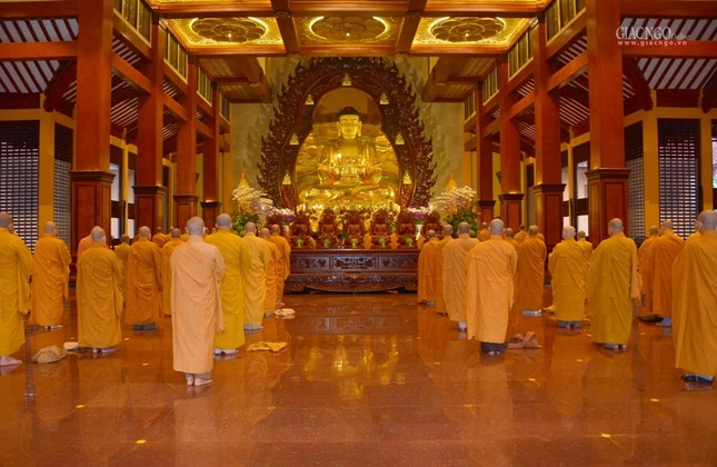 Trang nghiêm lễ bố-tát tại Việt Nam Quốc Tự