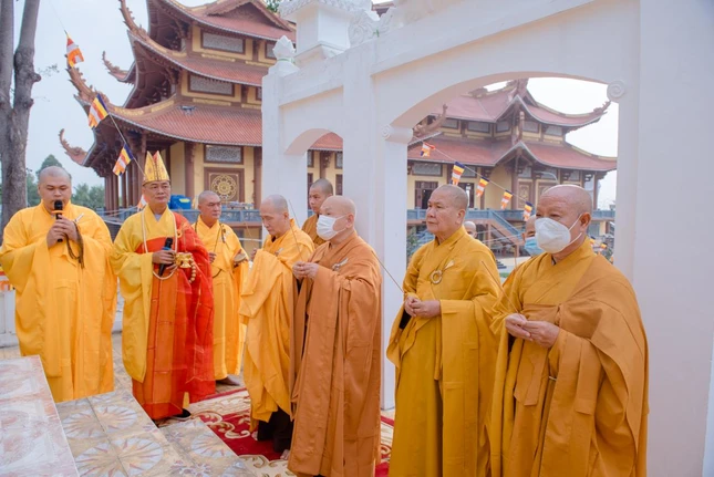 Hoà thượng Chủ tịch Hội đồng Trị sự cùng chư tôn đức thắp hương tháp Tổ