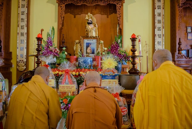 Thành kính niêm hương tưởng niệm