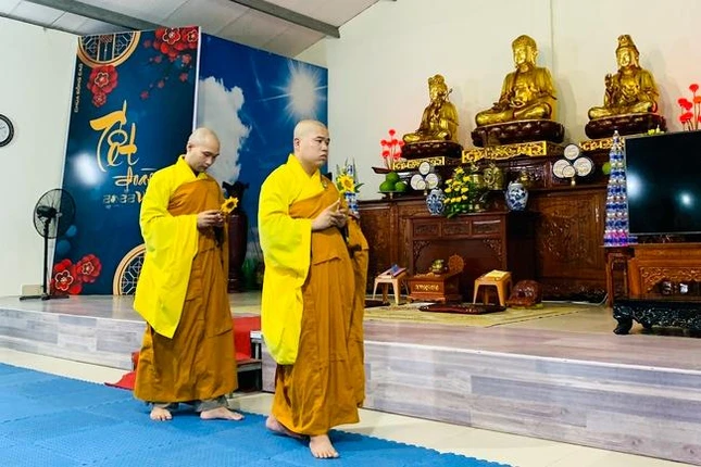 Thiền hành trì danh hiệu Đức Phật Thích Ca Mâu Ni