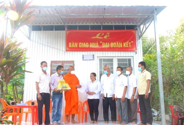 Đại đức Danh Hữu Giang bàn giao nhà đến gia đình chị Ánh