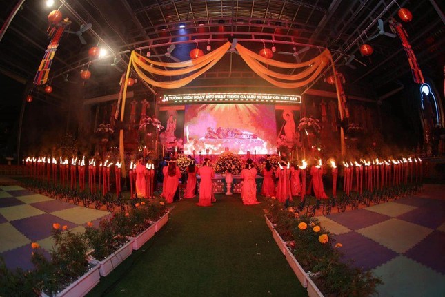 Ban Văn nghệ chùa Tân Hải đã thể hiện các ca khúc ca ngợi Đức Thế Tôn