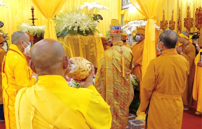 Thực lễ trị quan, phất trần