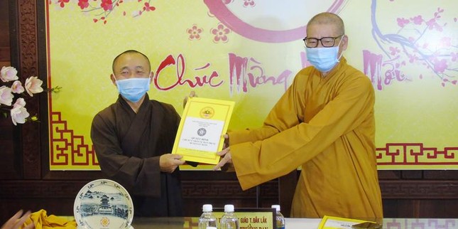 Trao quyết định chuẩn y nhân sự