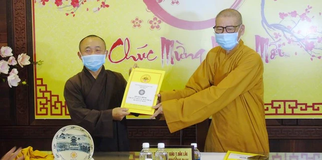 Trao quyết định chuẩn y nhân sự