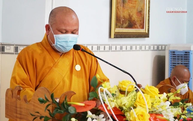 Đại đức Thích Thiện Thức thay mặt Ban Thư ký Đại hội trình các dự thảo văn kiện đại hội Đại đức Thích Thiện Thức thay mặt Ban Thư ký Đại hội trình các dự thảo văn kiện đại hội