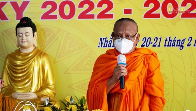 Hòa thượng Danh Lung lấy ý kiến biểu quyết của toàn thể đại biểu hiện diện phiên trù bị Đại hội thống nhất thông qua danh sách dự kiến nhân sự giới thiệu vào Ban Trị sự nhiệm kỳ mới