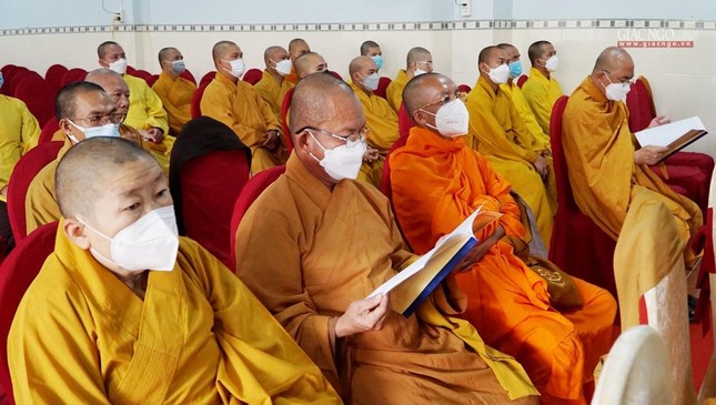 Đại biểu tham dự đại hội tham khảo dự thảo báo cáo hoạt động Phật sự khóa VI