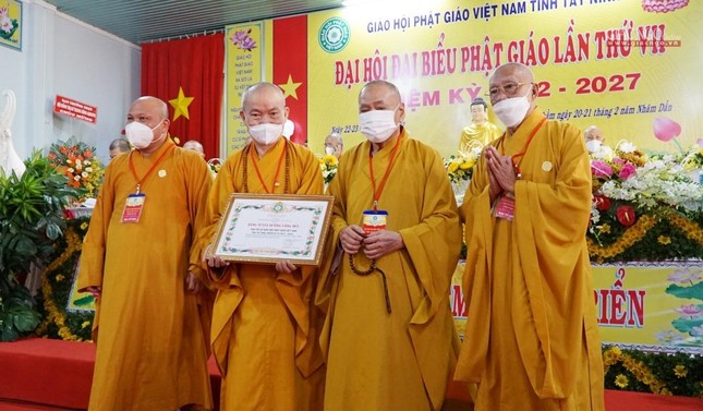 Trung ương GHPGVN trao Bằng tuyên dương công đức đến tập thể Ban Trị sự Phật giáo tỉnh khóa VI