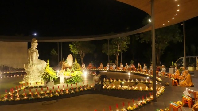 Chư Ni và Phật tử tụng kinh Phổ môn