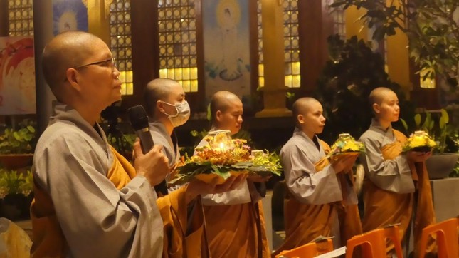 Dâng hoa cúng dường Bồ-tát Quán Thế Âm