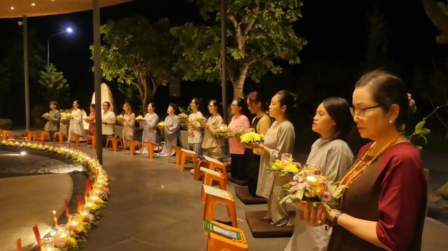 Phật tử dâng hoa cúng dường, cầu nguyện thế giới hòa bình, chúng sanh an lạc