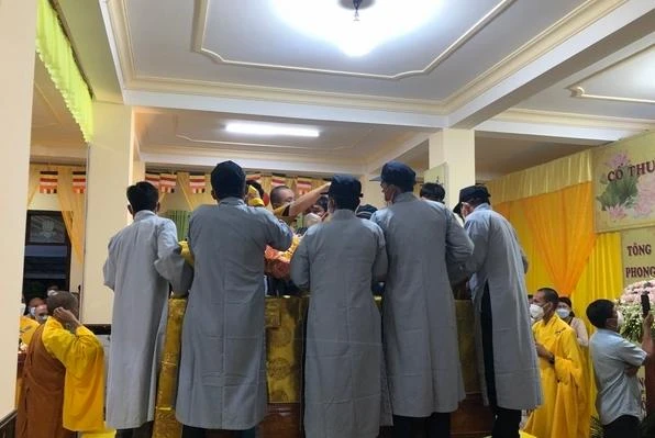 Cung thỉnh nhục thân Thượng tọa nhập kim quan