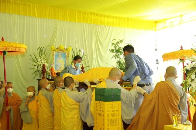 Thỉnh nhục thân Ni sư Thích nữ Pháp Định nhập kim quan Thỉnh nhục thân Ni sư Thích nữ Pháp Định nhập kim quan