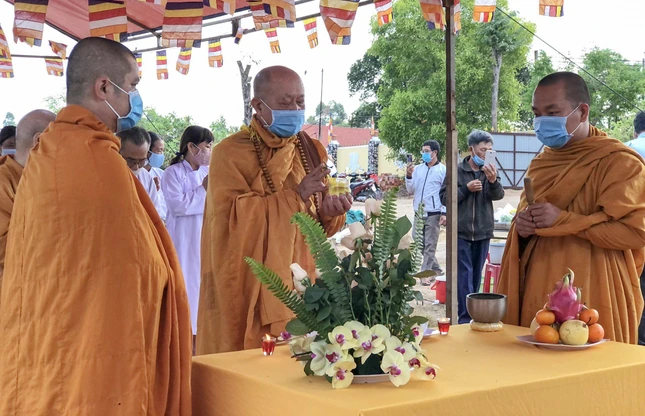 Chư tôn đức sái tịnh cầu nguyện công trình sớm thành tựu