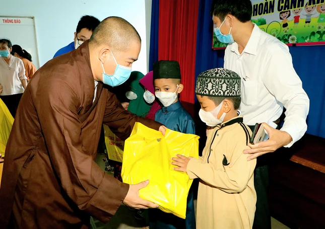 Trao quà đến học sinh người Chăm