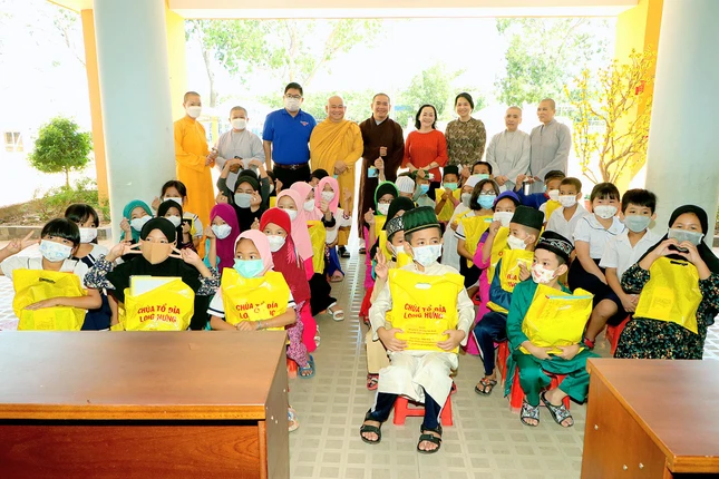 Học sinh người Chăm huyện Dầu Tiếng được nhận quà