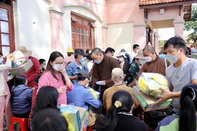 Thượng tọa Thích Thiện Thông trao quà đến bà con khó khăn