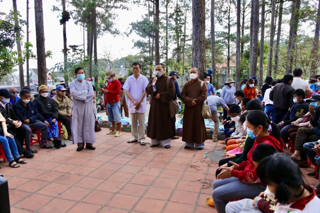 Thượng tọa Thích Thiện Thông động viên tbà con Phật tử địa phương
