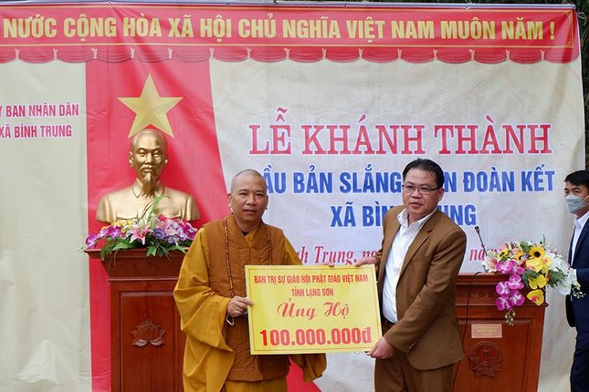 Thượng tọa Thích Quảng Truyền bàn giao 100 triệu đồng ủng hộ xây cầu Bản Slắng