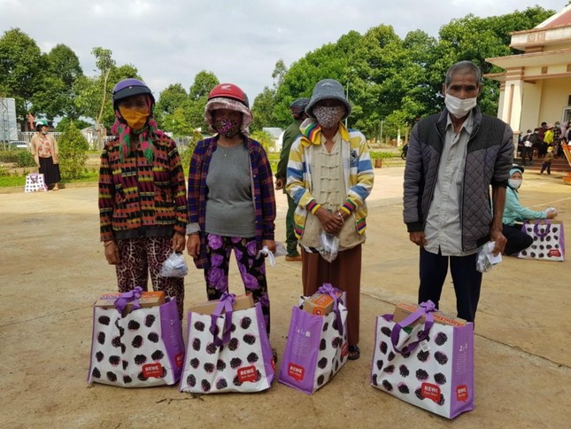 Đoàn đã tặng 600 phần quà đến những gia đình khó khăn