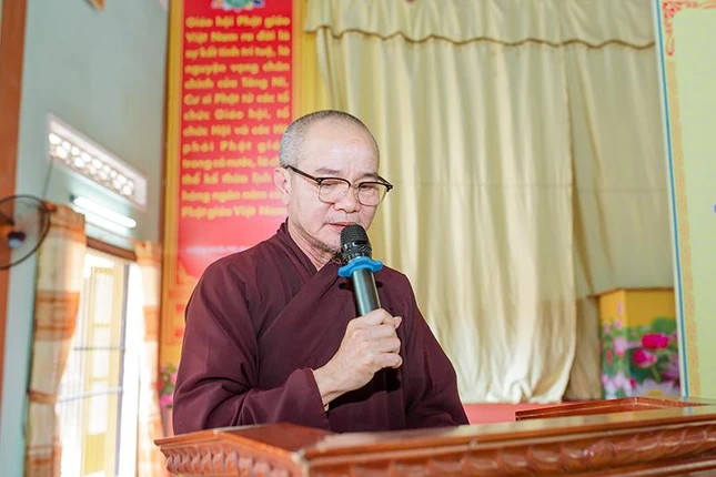 Thượng tọa Thích Như Giải báo cáo tại phiên họp Thượng tọa Thích Như Giải báo cáo tại phiên họp