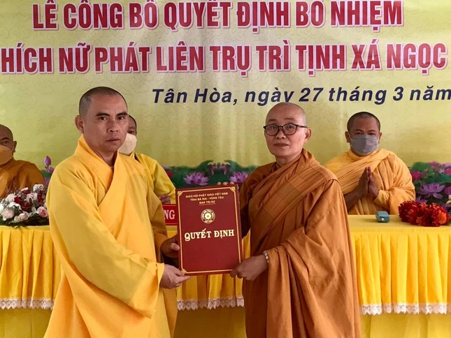 Thượng tọa Thích Nhuận Nghĩa trao quyết định bổ nhiệm trụ trì đến Ni sư Thích nữ Phát Liên