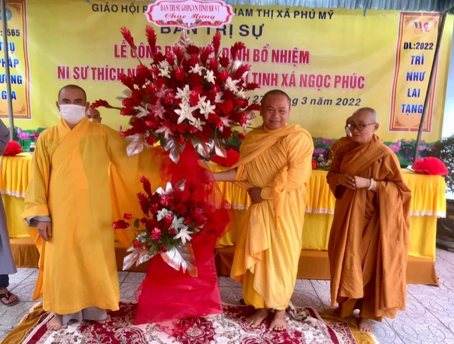 Thượng tọa Thích Nhuận Nghĩa thay mặt Ban Trị sự GHPGVN tỉnh tặng hoa chúc mừng