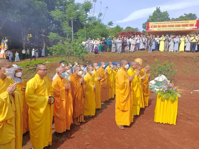 Chư tôn đức cầu nguyện