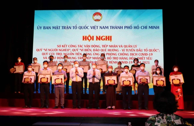 Đại diện các đơn vị, cá nhân được nhận Bằng khen của Ủy ban MTTQVN TP.HCM - Ảnh: MTTP