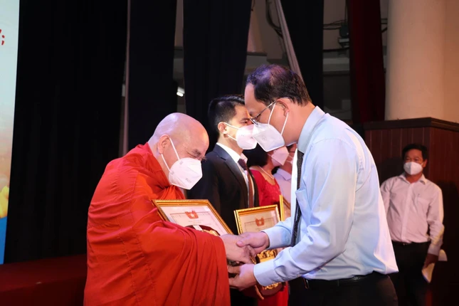 Ông Nguyễn Hồ Hải trao Bằng khen đến Hòa thượng Thích Thiện Tâm, đại diện Ban Trị sự GHPGVN TP.HCM nhận - Ảnh: MTTP