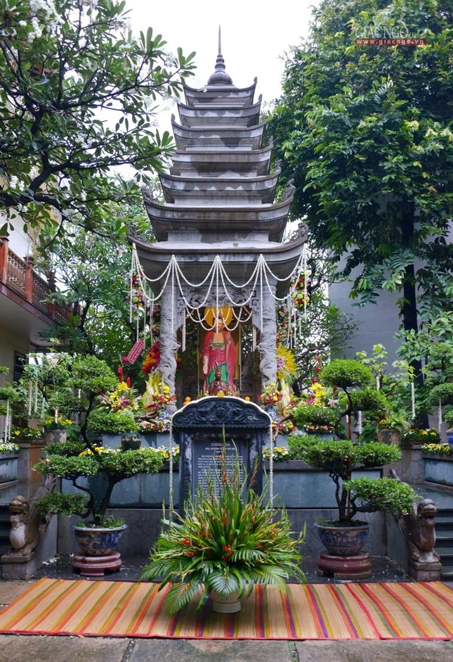 Bảo tháp Trưởng lão Hòa thượng trong khuôn viên tu viện Quảng Hương Già Lam