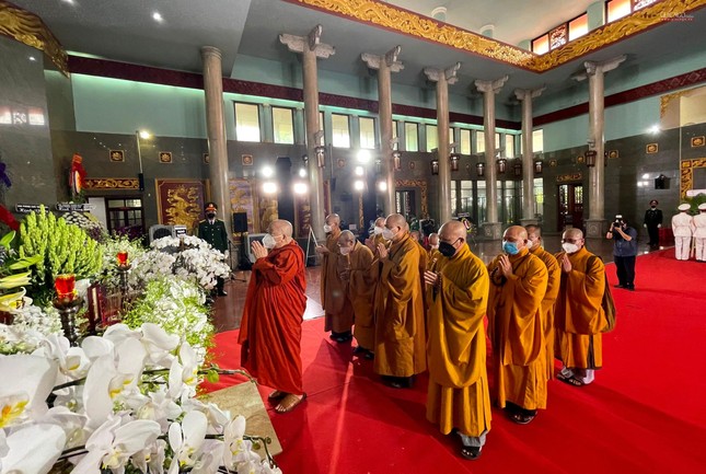 Chư tôn đức Ban Trị sự GHPGVN TP.HCM, tổ đình Vĩnh Nghiêm viếng tang ông Lê Hòa Bình
