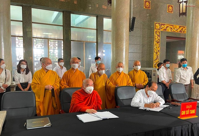 Hòa thượng Thích Thiện Tâm ghi sổ tang lưu niệm