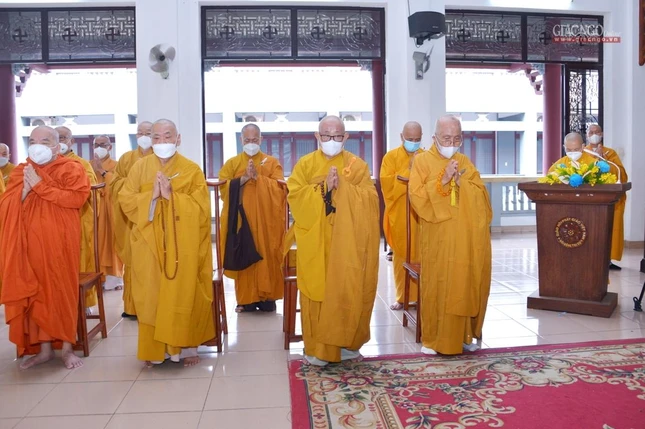 Chư tôn đức thành tưởng niệm