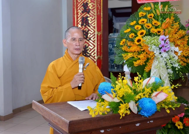 Hòa thượng Thích Thiện Thống thay mặt Ban Tổ chức cung tuyên tiểu sử Trưởng lão Hòa thượng Đệ nhất Chủ tịch Hội đồng Trị sự GHPGVN