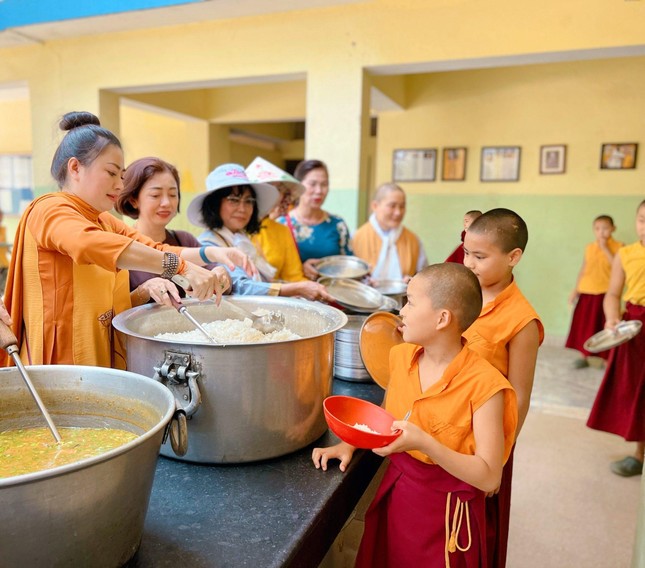 Đoàn nấu ăn cho trẻ em Ấn Độ