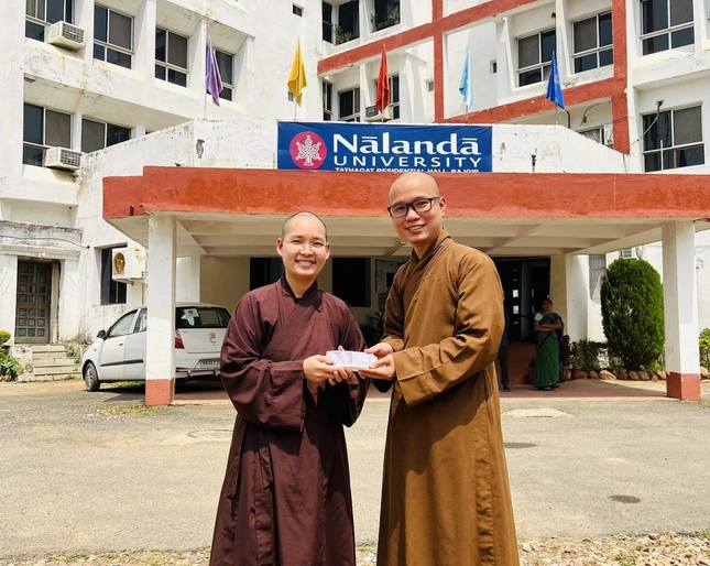tặng quà cho 36 Tăng Ni sinh thuộc Phật giáo Việt Nam đang theo học tại Trường đại học Phật giáo Nalanda