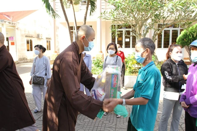 Đại đức Thích Thiện Hưng trao quà đến bà con khó khăn