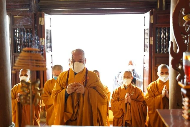 Thượng tọa Thích Chiếu Tuệ niêm hương bạch Phật