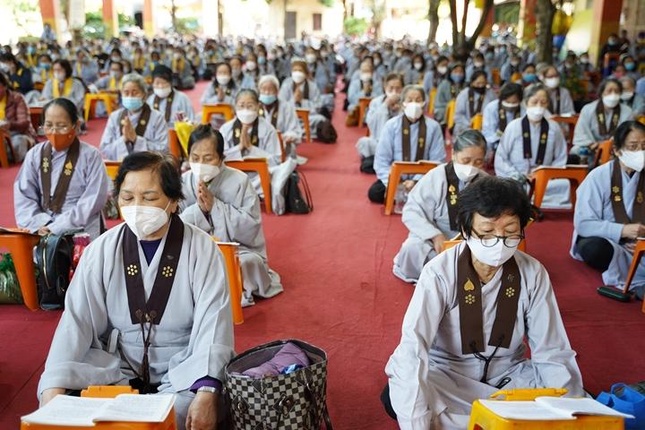 Phật tử đạo tràng Pháp Hoa trì tụng kinh Dược Sư