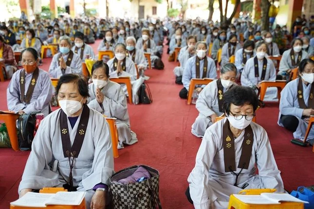 Phật tử đạo tràng Pháp Hoa trì tụng kinh Dược Sư